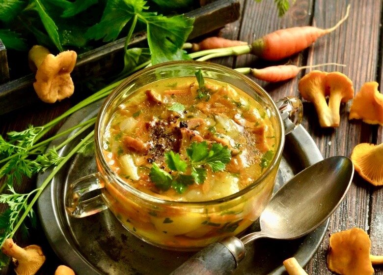 Суп из курицы с лисичками.