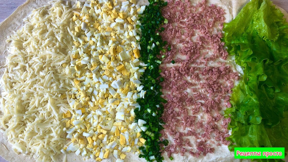 Лаваш с тунцом, сыром и яйцами.