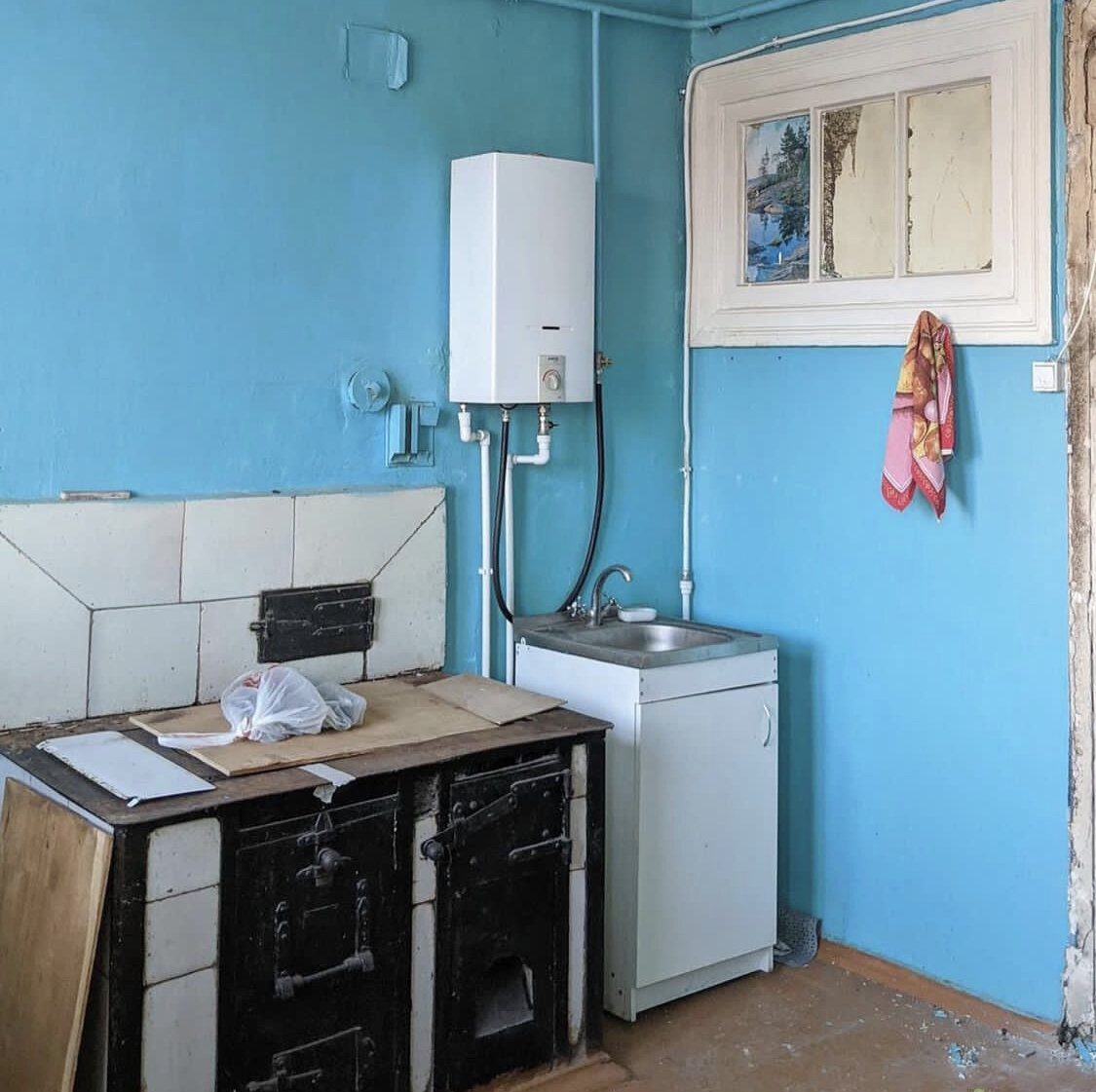 Сохранившаяся дровяная плита в сталинке 1938 года на Елизаровской