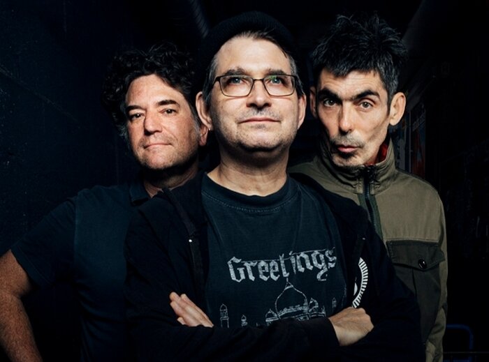 «Shellac» – рок-трио из Чикаго, штат Иллинойс, исполняющее импровизационную музыку на стыке жанров пост-хардкор, нойз-рок и мат-рок. Композиции группы основаны на нестандартных ритмах и размерах, обычно без традиционной структуры куплет-припев-куплет. Состав был основан в 1992 году и продолжает выступать по сегодняшний день.  Фото: factoryrecords.org. 