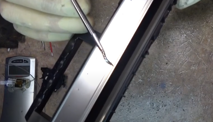 Фото 21. Удаляем остатки тонера с поверхности картриджа, при помощи сервисного пылесоса