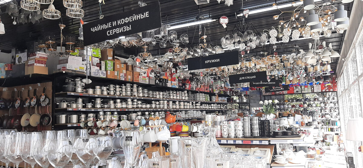 Фото из центра торгового зала, все пестрит и манит к себе подойти