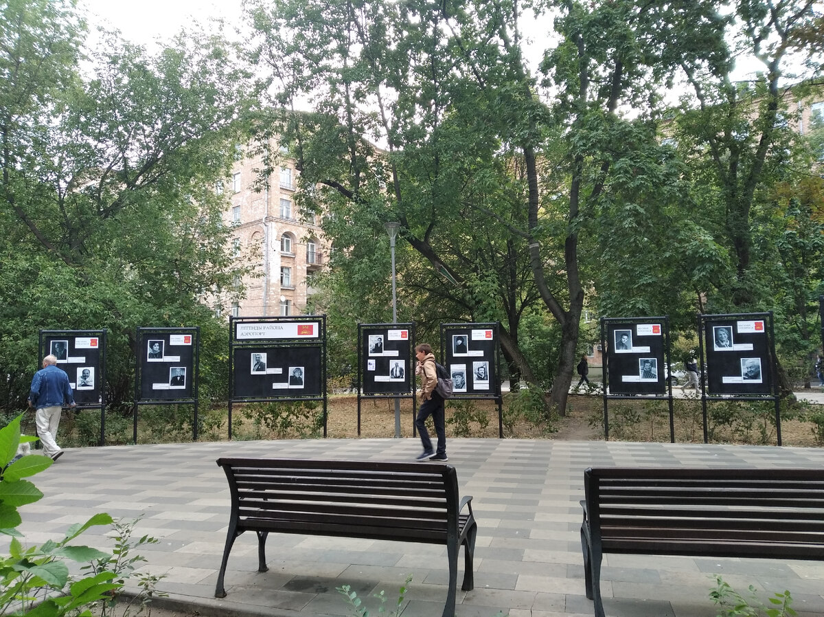 Сквер на улице Черняховского. Экспозиция "Легенды района Аэропорт". Фото моё.