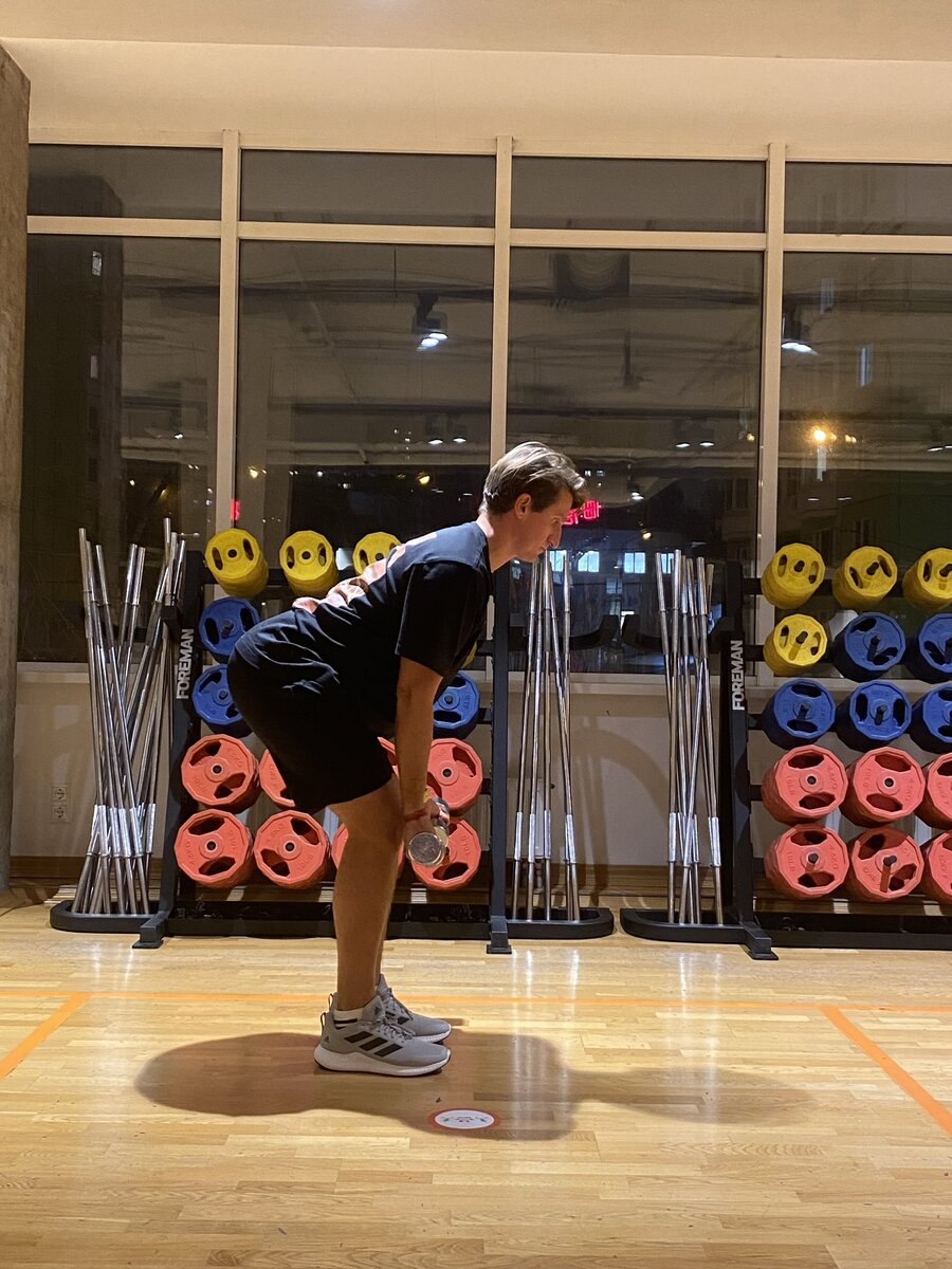 Исходное положение тела. Наклон корпуса ближе вертикали, сильнее загружается верхняя часть спины. Наклон корпуса к параллели пола –  активнее работают широчайшие, но сильнее загружается поясница. 