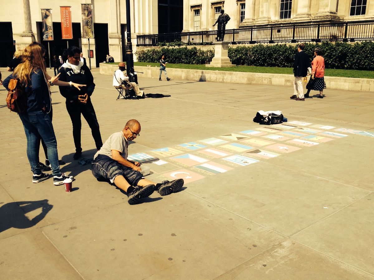 Человек рисует флаги стран на асфальте, с каждым новым флагом ценность его предложения растёт, а доход повышается. А вы "рисуете флаги"?