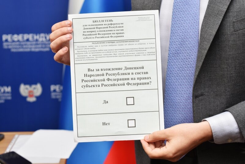 Председатель Центральной избирательной комиссии Донецкой Народной Республики Владимир Высоцкий демонстрирует бюллетень для голосования на референдуме о присоединении к России. / фото: РИА Новости.