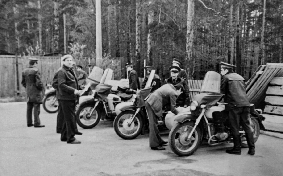 В 1970-ые годы четыре милицейских мотопатруля были в состоянии перекрыть небольшой подмосковный город с населением в 50 тыс. человек. Фото из личного архива автора.