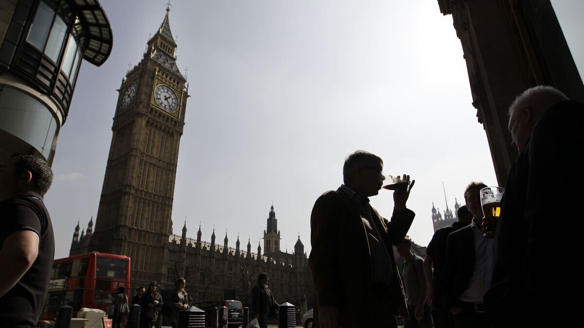    Люди пьют пиво напротив здания Парламента в Лондоне© AP Photo / Sang Tan