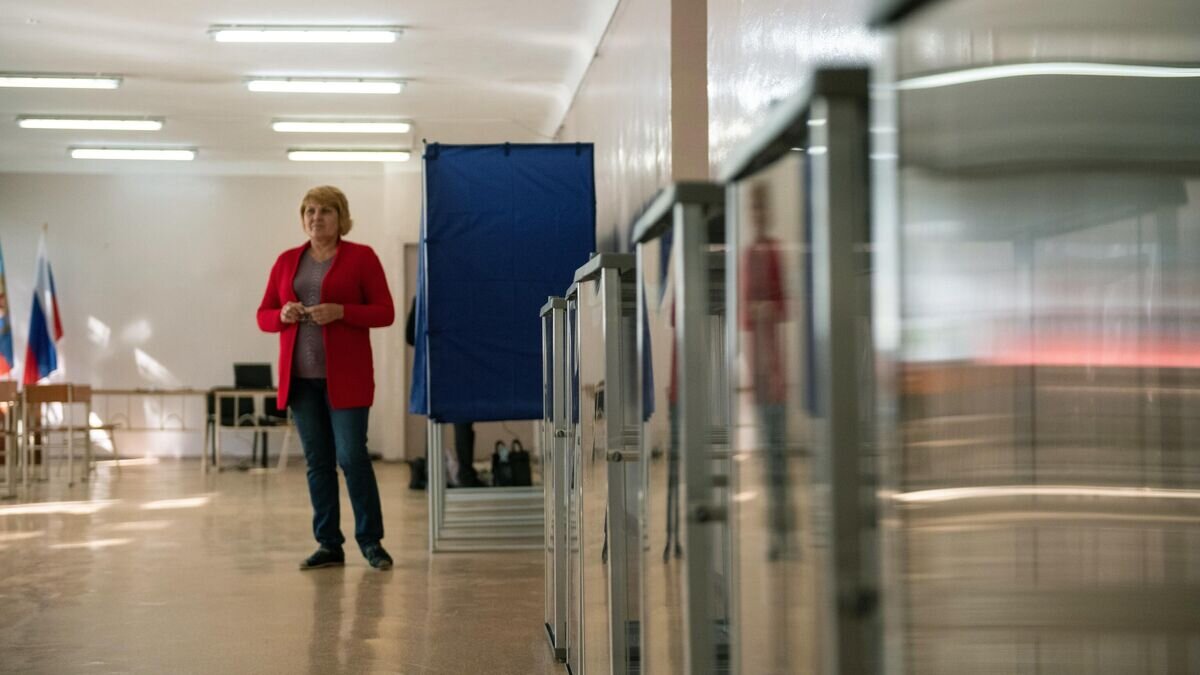    Сотрудница избирательной комиссии во время подготовки к референдуму о присоединении к России ЛНР на одном из избирательных участков в Луганске© РИА Новости / Валерий Мельников