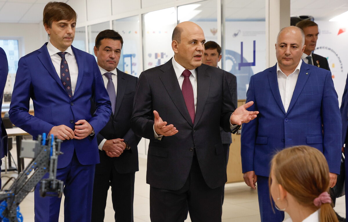    Министр просвещения РФ Сергей Кравцов, губернатор Московской области Андрей Воробьев, премьер-министр РФ Михаил Мишустин и директор ГАПОУ МО "ПК "Энергия" Нерсес Нерсесян  Дмитрий Астахов/POOL/ТАСС
