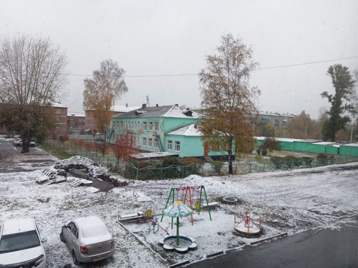 вид из моего окна. У нас снег
