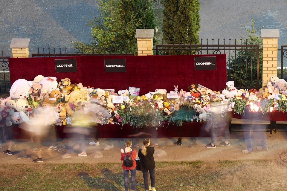     Май 2021 года, Казань. Стихийный мемориал у школы № 175, где в результате стрельбы погибло 9 человек. Фото: Егор Алеев/ТАСС