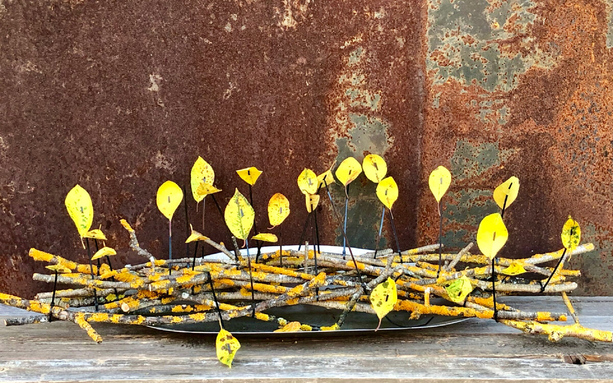 Фото автора Каркас выполнен из веток покрытых желтым лишайником . Для связки веток использованы пластиковые хомуты.