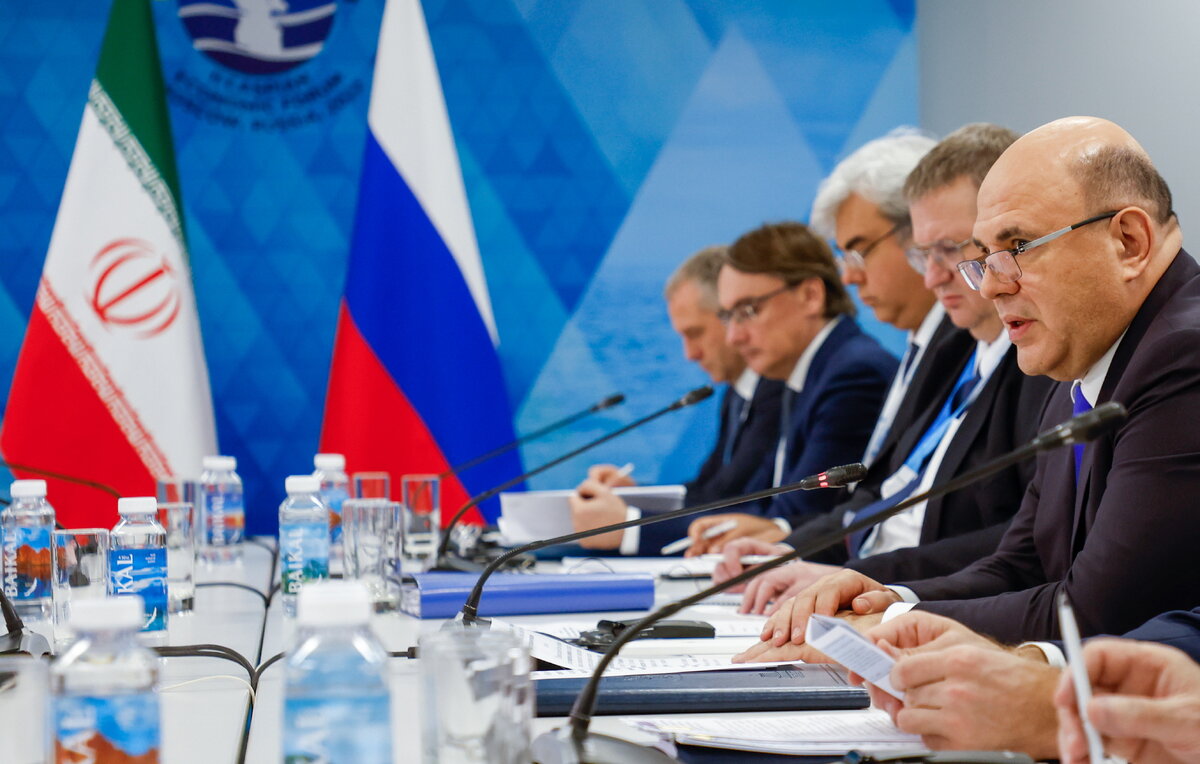    Премьер-министр России Михаил Мишустин (справа)  Дмитрий Астахов/POOL/ТАСС