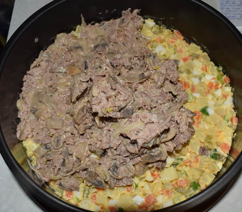 Слоеный салат с мясом и овощами