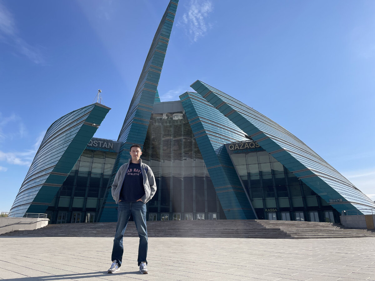 На фотографии - центральный концертный зал «Казахстан» в Астане, его также называют «Цветок пустыни». Спроектирован итальянским архитектором Манфреди Николетти и является ярким примером креативного подхода в архитектуре.