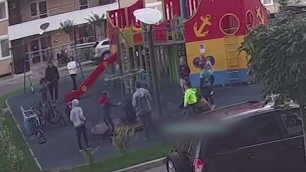Мальчик получил серьёзные травмы, катаясь на карусели во дворе. Видео © Telegram / ЖК "Перспектива Краснодар"