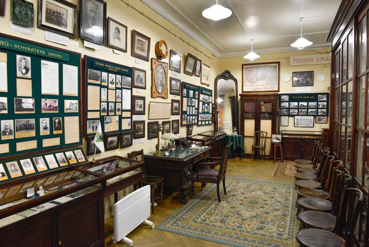 В первом зале представлена экспозиция, рассказывающая о дореволюционном периоде школы Мая