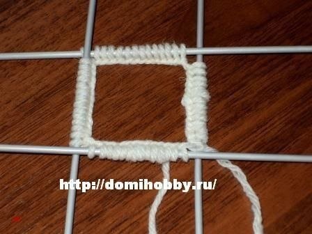 Начало вязания, набрать нужное количество петель на 4 спицы, фото от сайта  domihobby.ru