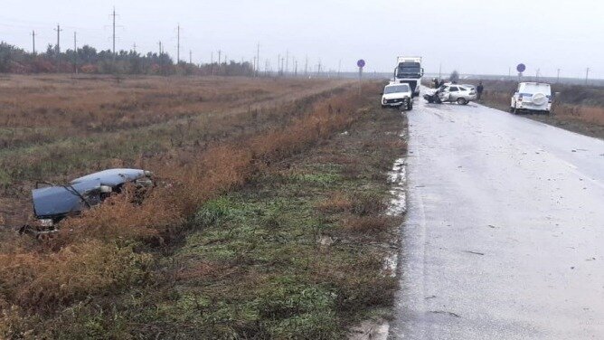     Авария с участием четырех машин произошла в Городищенском районе Волгоградской области накануне. В результате нее пострадали двое взрослых и 5-летний ребенок.