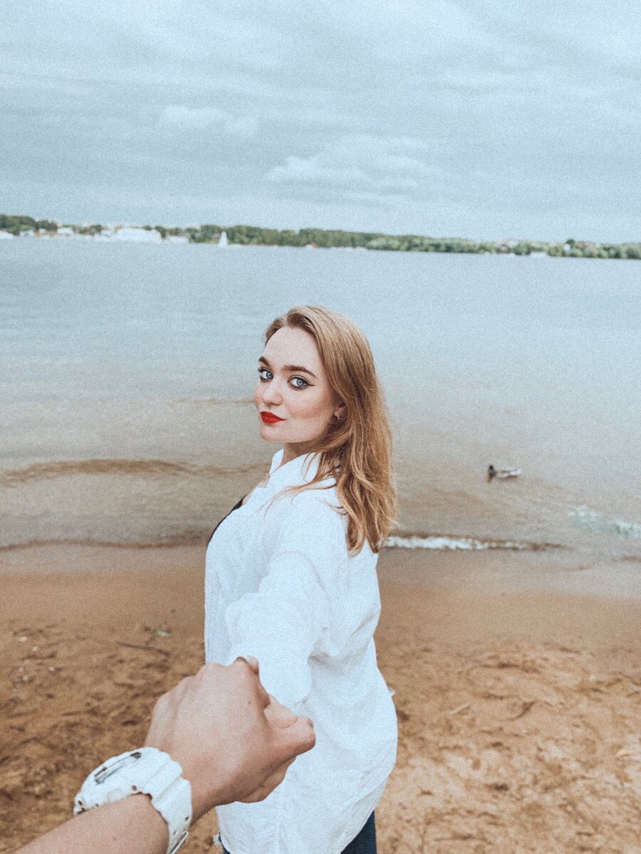 Кстати, здесь я на выступлении в деревне, где у мужа дача. Я 8 лет занималась вокалом. Помню, пела песню "Перемирие" группы ВИА ГРА. Так и не заняла призовое место в этот день.