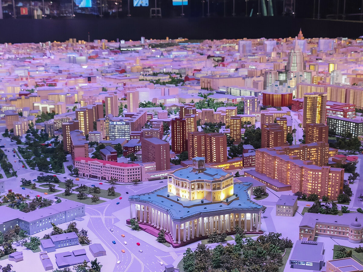 Так выглядит здание театра сверху. Это макет, который установлен на ВДНХ