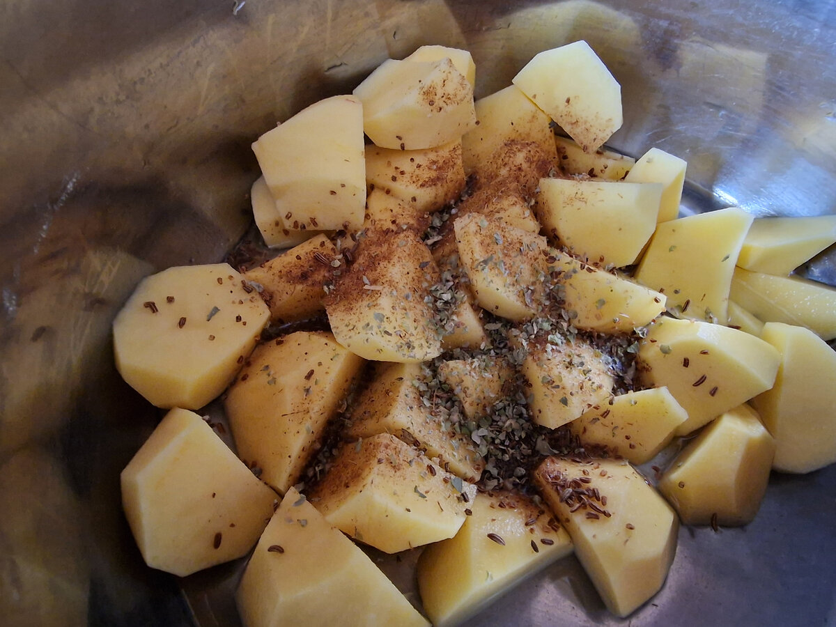 Фото автора: картофель посыпаем специями