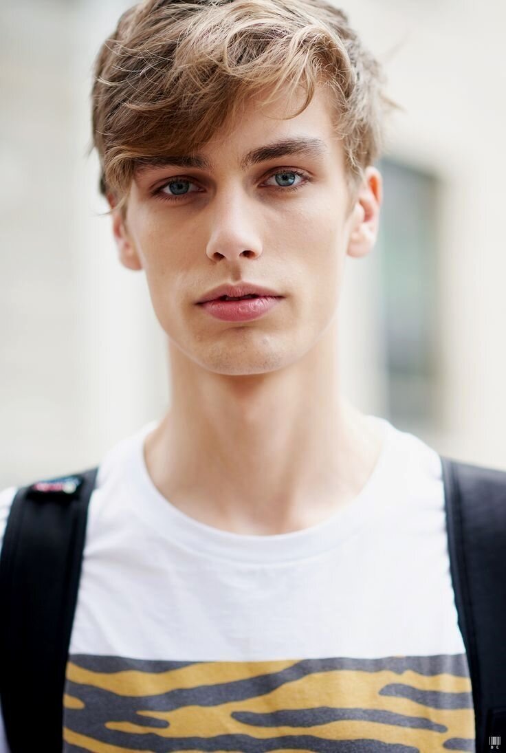 Приблизительная внешность Вадима — а то я как-то оставила его без внимания. Яндекс Картинки. С этим товарищем долго не могла определиться — хотела скинуть вам Есенина, но вот вообще не вижу Вадима в херувимском обличье великого поэта-имажиниста. Несмотря на присущую Вадиму харизму. 