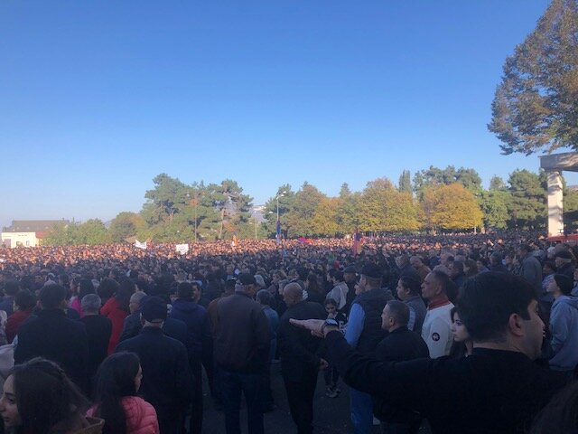 В Степанакерте прошёл многотысячный митинг в поддержку заявления Национального собрания Арцаха. Фоторепортаж