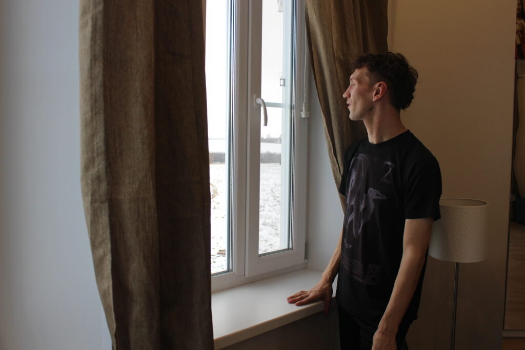 33-летний Марк Маслов, отказник с рождения, большую часть своей жизни провел в интернате. Он судился 7 лет и сумел доказать, что может жить самостоятельноМарк получил жилье, устроился на работу, нашел свою кровную маму, но пока не смог ее простить.Марк долгие годы добивался свободы, и у него это получилось. Все фото — из личного архива Марка и его странички Вконтакте.«Многие годы я просто учился ходить»
— Марк, расскажи о своем детстве.— Я родился в Тульской области. Мама отказалась от меня сразу же в роддоме, узнав, что у меня ДЦП. После дома малютки я жил сначала в школе-интернате, потом в  другом интернате, а затем попал в дом-интернат для престарелых и инвалидов.Читать также — 6 мифов о ДЦП— Какие твои первые воспоминания?— Они связаны творчеством: я мастерил, рисовал, занимался математикой. Это все я помню совершенно четко. Увлечения и легли в основу моей будущей профессии программиста. Вот и все приятные воспоминания.Самые тяжелые картинки из прошлого связаны с трудностями в передвижении. Многие годы я просто учился ходить, и это были серьезные усилия. Особенно в первое время.
Если бы я не учился передвигаться самостоятельно, никто бы и не наставал на этом. О каждом ребенке в отдельности в интернате мало кто думает, на диагнозы и особенности никто не обращает внимания.У детей в интернате нет помощников, нет заботливых взрослых, все зависит только от самого ребенка. Из-за ДЦП мне было тяжело ходить, а в коляске я сидеть не хотел.Я понимал, что мне обязательно надо научиться нормально ходить, я решил больше двигаться.— Когда ты понял, что можешь ходить сам?— Когда мне было 9 лет, нас, детей, повели в поход. Воспитательница предложила мне поехать на машине, но я решил пойти пешком. Сам. Предстояло пройти 6 км.Это был переломный момент не только в моем личном сознании, но и в сознании воспитателей.  Я понял, что хочу доказать всем, что я многое могу делать сам.— Были у тебя возможности уйти из интерната в приемную семью?— Раньше тема инвалидов была более закрытой. По сути, дети из коррекционных интернатов были отрезаны от внешнего мира. Трудно было себе представить, что ребенок с инвалидностью ушел из учреждения в семью…ПОМОЧЬ ДЕТЯМ-СИРОТАМСоветский Союз распался, а принципы изоляции еще продолжают существовать. Если человек попадает в интернат, то выбраться оттуда практически невозможно.Я иногда ходил в гости в семьи, но возвращался обратно, в интернат. Сложно сказать, с чем это связано. Возможно, с моим диагнозом, возможно с чем-то еще.Понимаете, шансы выбраться из системы у меня были невелики. Но я сумел доказать свое право на самостоятельную жизнь.
В раннем детстве жизнь в интернате не сильно обременяет. А вот когда взрослеешь, хочешь все делать сам, прозябать в закрытом помещении просто невыносимо.Марк в детстве не умел ходить, а теперь участвует в забегах.«Я судился за право жить самостоятельно 7 лет»
— Когда ты решил, что надо уходить из системы, тебе кто-то подсказал, кто-то помогал?— С раннего возраста я решил, что сам восстановлю свою дееспособность. Начал заниматься, работать над собой.Потом настал момент, когда эту дееспособность нужно было доказать юридически. В то время не было человека, который бы мне помог и подсказал, что и как делать. Все приходилось делать самостоятельно. Кое-какие советы я находил в Интернете. Вот, пожалуй, и все.— Насколько сложно было получить необходимую информацию, донести ее до чиновников?— Мне стоило огромных трудов доказать многочисленным комиссиям, что я – дееспособный человек, который может жить без посторонней помощи.
Это был настоящий ад, я судился за право жить самостоятельно 7 лет. Думаю, что и чиновники, руководители интернатов не заинтересованы в том, чтобы отпускать людей на волю. Нужно наполнять учреждения, показывать свою необходимость государству.Я собирал необходимые документы, справки, добиваться комиссии. Тогда-то я и  столкнулся с полным равнодушием системы. Чиновники и врачи игнорировали мои обращения, но я не отступал. Я читал статьи в Интернете, продолжал отправлять письма, даже подключил московских волонтеров.В итоге мне назначили комиссию, которая длилась несколько месяцев. В результате я убедил экспертов, что могу жить самостоятельно. Это было в 2017 году. Тогда мне было 30 лет.Я снял квартиру, ждал, пока получу жилье.— Марк, ты хотел найти свою кровную маму, родных?— В 11 лет я решил найти свою кровную семью. До этого об этом как-то не задумывался, но однажды во сне я увидел родных. После этого желание встретиться с ними и поговорить стало сильнее.
Так как информации о родителях практически не было, на поиск ушли годы… Еще в детском доме я попросил свое личное дело, узнал, как зовут родственников, запомнил адрес и написал письмо. Но по адресу жили уже другие люди…— Куда ты еще обращался?— Когда купил свой первый компьютер в начале 2000-х, то написал на сайт телепередачи «Жди меня», а еще размещал объявления в сети, но все тщетно.Однажды кто-то из знакомых моей мамы случайно наткнулся на мое объявление в Интернете и рассказал об этом ей.Читать также — 7 мифов о кровных родственниках приемных детейМама позвонила в день моего 25-летия. Мы могли встретиться гораздо раньше, если бы мама вместе с братьями не переехала из общежития в Щекино в другое место (там же в Тульской области). Общежитие подлежало сносу, они перебрались в частный дом. У меня оказалась большая семья: братья, сестры, племянники.Марк встретился с кровной мамой и родственниками.«Мама считала, что я или тяжело болел, или умер»
— Что ты можешь рассказать о маме?— Мама много лет назад вышла на пенсию. Раньше подрабатывала дворником, а сейчас по состоянию здоровья врачи рекомендовали ей покой. Она сидит дома, подкармливает местных собак. Сейчас я с матерью не общаюсь. Не могу забыть того, что она сделала. Это сложно, поймите.
Мама говорила, что не знала, где я, что со мной. Она даже считала, что все эти годы я или тяжело болел, или вообще умер.Кстати, имя Марк при рождении мне дала медсестра. Назвали меня в честь врача, принимавшего роды.— С родственниками отношения у тебя тоже непростые?— Да. От некоторых из них я слышал обидные слова в свой адрес. Конечно, потом они звонят, извиняются, но это происходит уже не в первый раз.Давайте, пожалуйста, сменим тему.— Расскажи, как тебе удалось все же получить жилье?— В августе 2019 года я получил от государства квартиру в Туле. В день рождения губернатора Тульской области чиновники министерства социальной защиты населения вручили ключи мне и другим бывшим воспитанникам интерната. Мы с ребятами подружились, общаемся, помогаем друг другу.
Квартира в доме была уже с ремонтом, поэтому мне оставалось только обустроить. Я начал с того, что создал 3D-модель своего жилья, потом составил список необходимых вещей и постепенно стал покупать все необходимое.Нашел в сети сообщения о продаже мебели б/у. Купил два дивана, холодильник. Повесил люстру. Сейчас сам делаю ремонт в ванной комнате.— Ты с кем-то из ребят из интерната общаешься? Может, с педагогами?— Несмотря на то, что было в моей жизни, я иногда созваниваюсь с бывшими педагогами, няней, товарищами по интернату.Это происходит крайне редко, да и сами разговоры, как правило, о текущем: как дела, какие новости и так далее. Тем не менее, это есть в моей жизни.Марк мечтает закончить обучение и найти вторую работу.— Есть ли у тебя друзья?— Больше всего я общаюсь с Архипом, он играет в музыкальной группе. Я много лет сотрудничаю с этой группой, делал им клип, поздравления.«Я стараюсь тратить деньги аккуратно»
— Сейчас учишься, работаешь?— Учусь в колледже на втором курсе по специальности «оператор ЭВМ». Параллельно работаю программистом и дизайнером: создаю сайты, работаю с 3D-графикой, обрабатываю фотографии в графических приложениях.— Поделись своими правилами жизни?— Успех зависит от режима и соблюдения дисциплины. Я просыпаюсь в 5 утра, делаю зарядку, умываюсь, завтракаю и еду на учебу. После учебы возвращаюсь домой, потом еду на работу.— Ты учишься и работаешь, хватает ли тебе денег на жизнь?— На самом деле, денег не хватает.
Иногда питаюсь очень скромно, чтобы хватило до следующей зарплаты. Я стараюсь тратить деньги аккуратно.Я доказал свою дееспособность, и комиссия изменила группу инвалидности. А это решение повлияло на размер выплат от государства. Сейчас моя задача закончить обучение и найти вторую работу. Думаю, что тогда смогу решать свои финансовые вопросы быстрее.— О чем ты мечтаешь?— Мечтаю закончить обучение в этом году, найти вторую работу. В дальнейшем я бы хотел продолжить учебу.