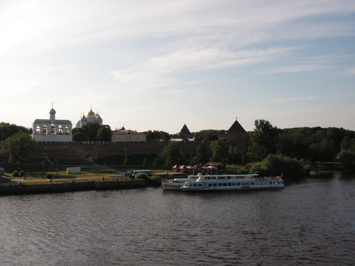 Пристань для прогулочных катеров у Новгородской крепости