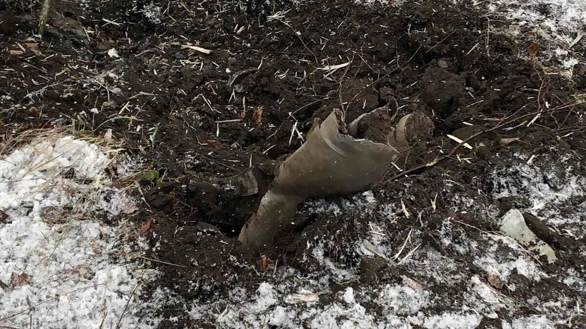    Фрагмент снаряда ВСУ в воронке на одной из улиц города Шебекино Белгородской области© РИА Новости / пресс-служба губернатора Белгородской области