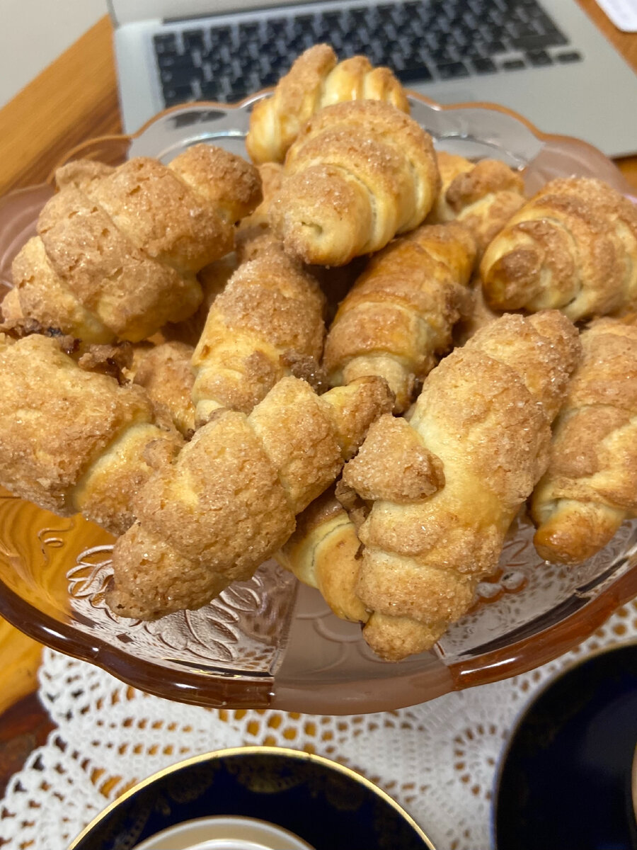 Рогалики слоёно-дрожжевые с ореховой начинкой, вкусные малютки к кофею  🥐☕️😊 | кошка в лукошке 🐾 | Дзен