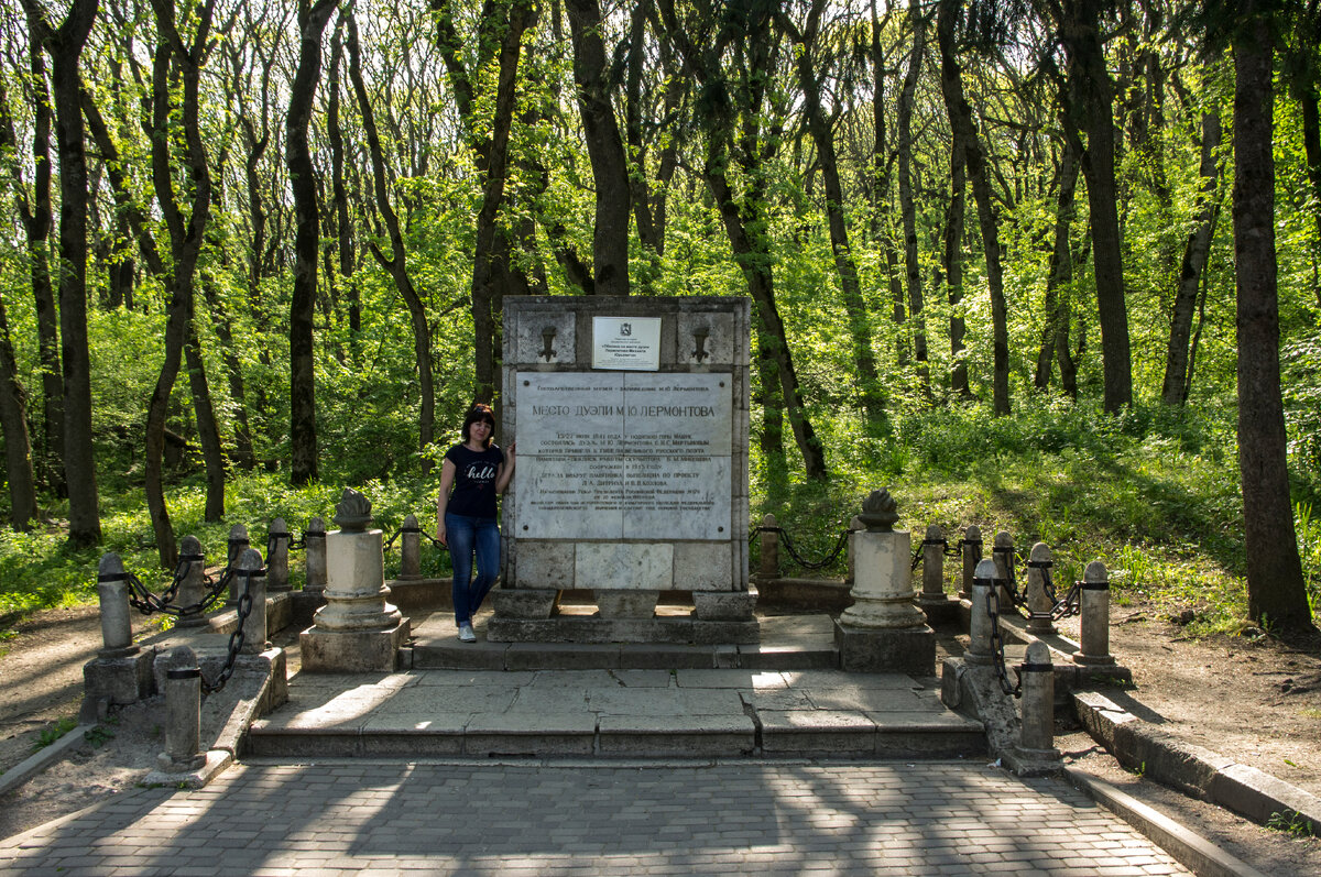 Обелиск с описанием события