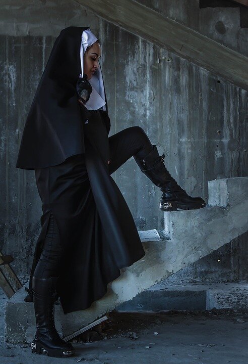 Фото из открытых источников. Это единственное фото со стокового сайта по запросу "Берцы". Но сочетает в себе и любовь, и то самое бережное отношение к произведениям бога (к человекам, а не ботинкам).