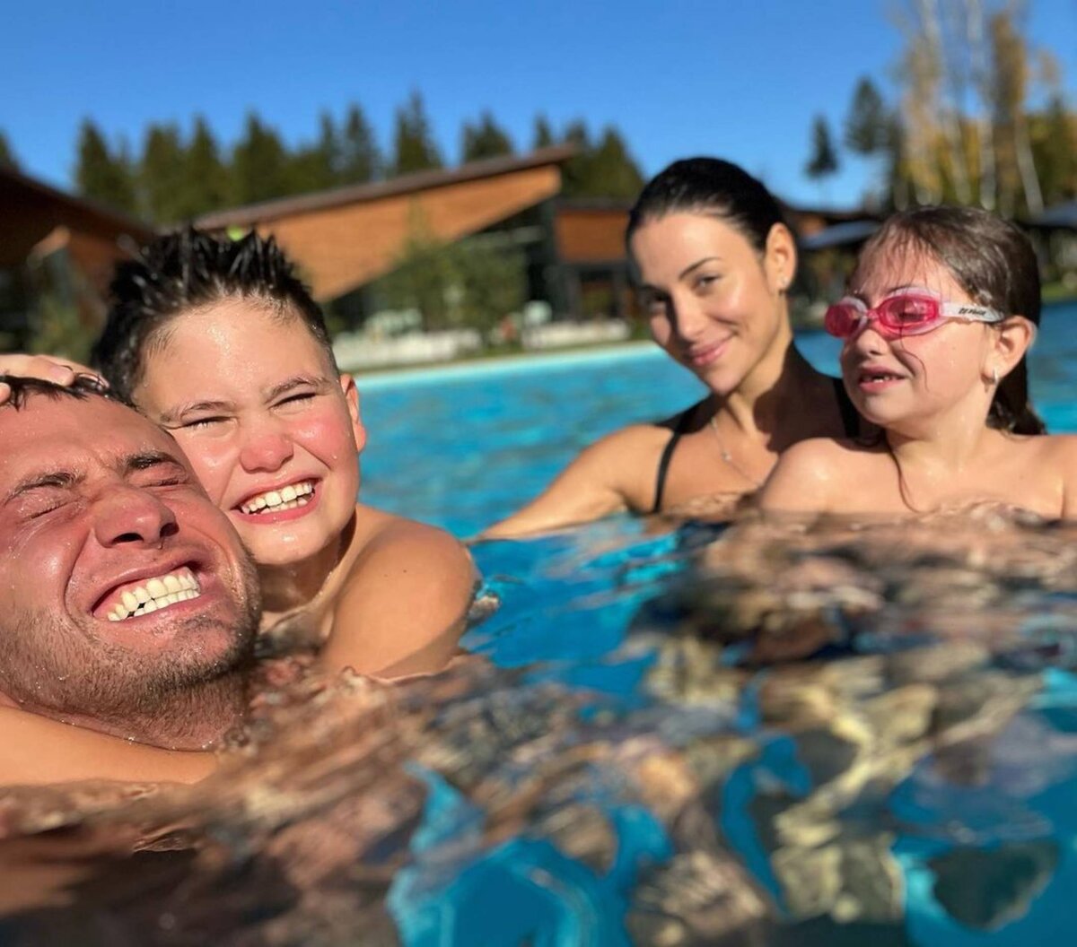    Павел Прилучный с детьми от Агаты Муцениеце и женой Зепюр БрутянСоцсети Павла Прилучного