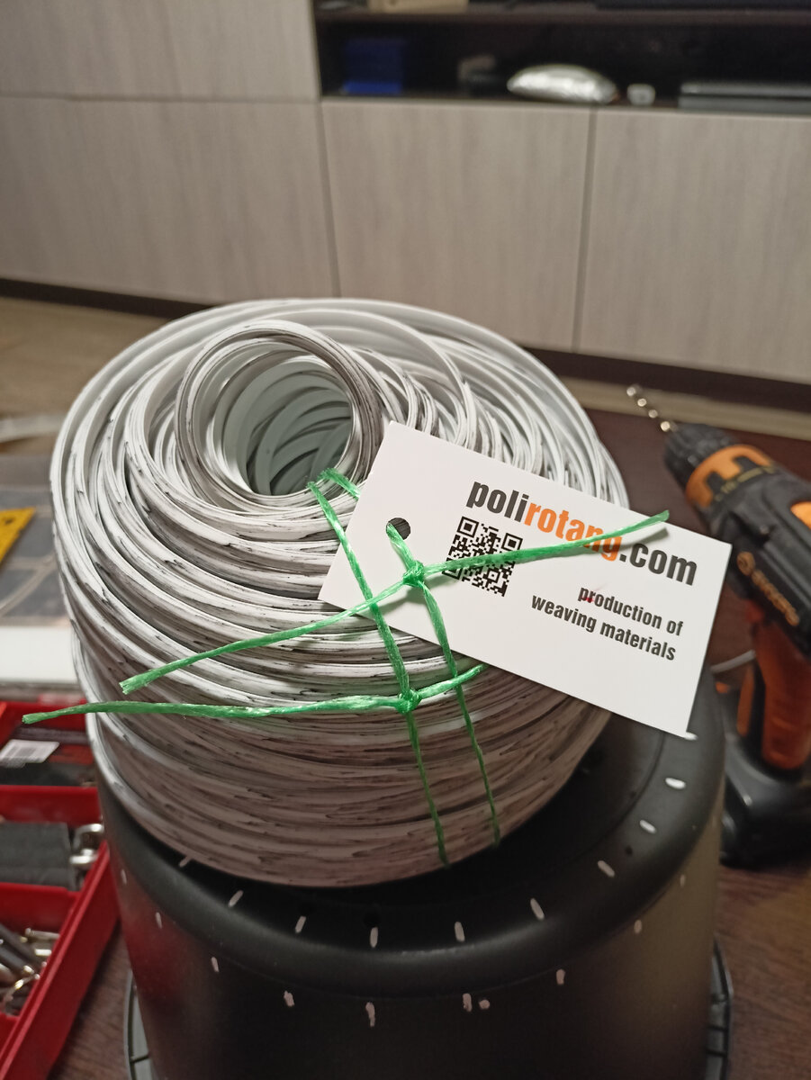 Искусственный ротанг или полиротанг. Можно плести мебель, кашпо, игрушки. Конкретно этот, на мой взгляд, немного жестковат, это мои первые впечатления.