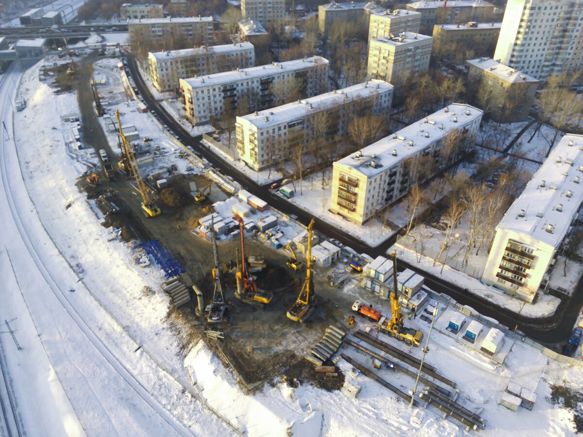 📷 2: Продолжается сооружение стены в грунте котлована демонтажной камеры для щитов со стороны «ЗИЛа». Проблемный (нависающий над склоном к МЦК) угол уже готов, ведется сооружение временной перегородки между демонтажной камерой и основным котлованом станции.