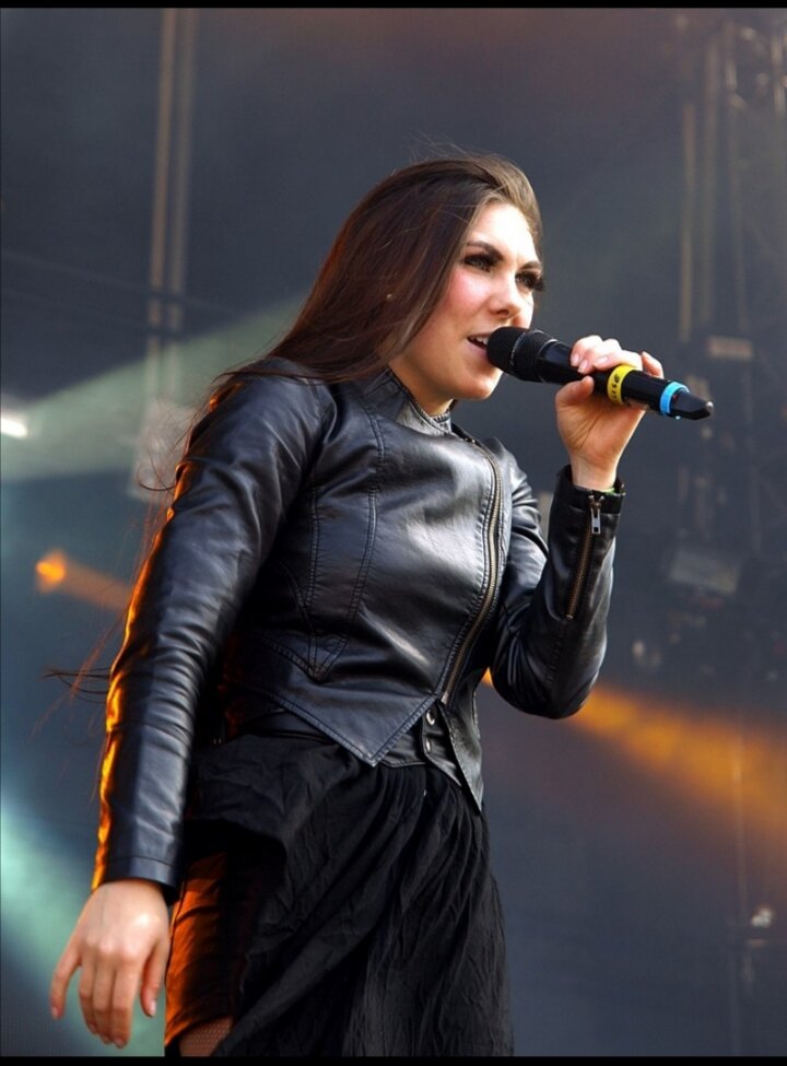 Танцовщица, вокалистка, автор песен.  Участница Amaranthe и Kamelot. (2011- 2012 гг.) 