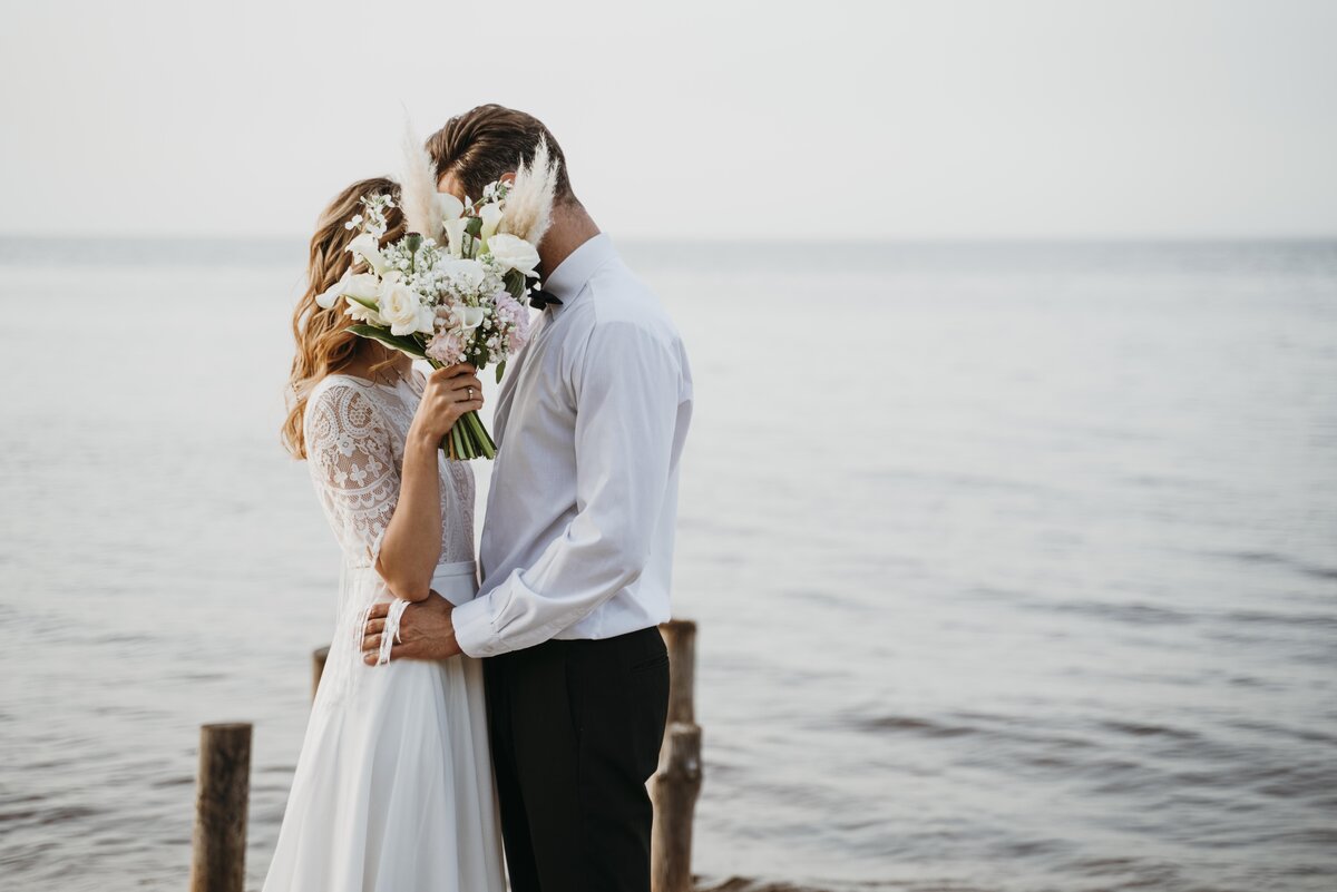 Изображение от <a href="https://ru.freepik.com/free-photo/beautiful-couple-having-their-wedding-at-the-beach_16537579.htm#query=%D1%81%D0%B2%D0%B0%D0%B4%D1%8C%D0%B1%D0%B0&position=3&from_view=search&track=sph">Freepik</a>