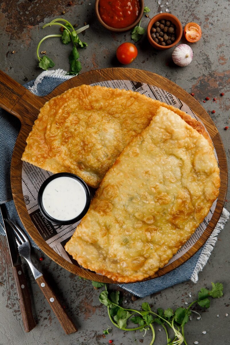 Жареные вкусные Чебуреки с Соусом, чтобы приятнее читалось.