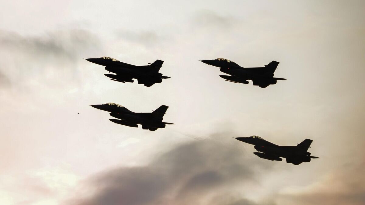    Истребители F16 турецких и польских военно-воздушных сил во время саммита НАТО в Варшаве© РИА Новости / Алексей Витвицкий