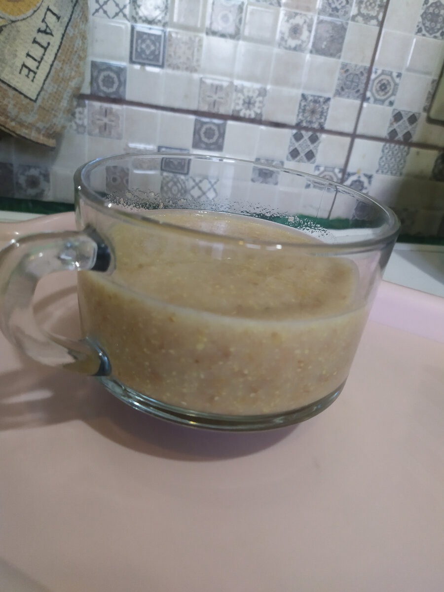Вот так выглядит измельченное замоченное семя льна с курагой. Воды добавила немного, чтобы можно было пить. Объем кружки-500 мл, у меня чуть больше половины получилось. 