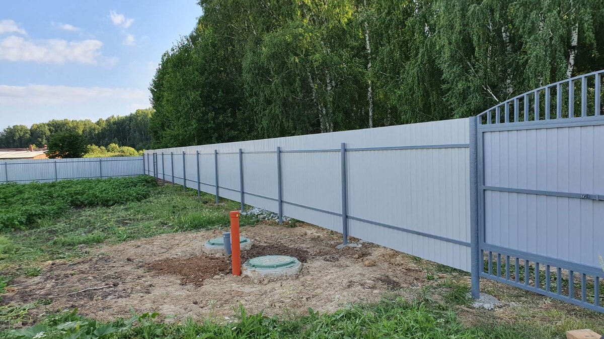 Разноцветные заборы в СНТ