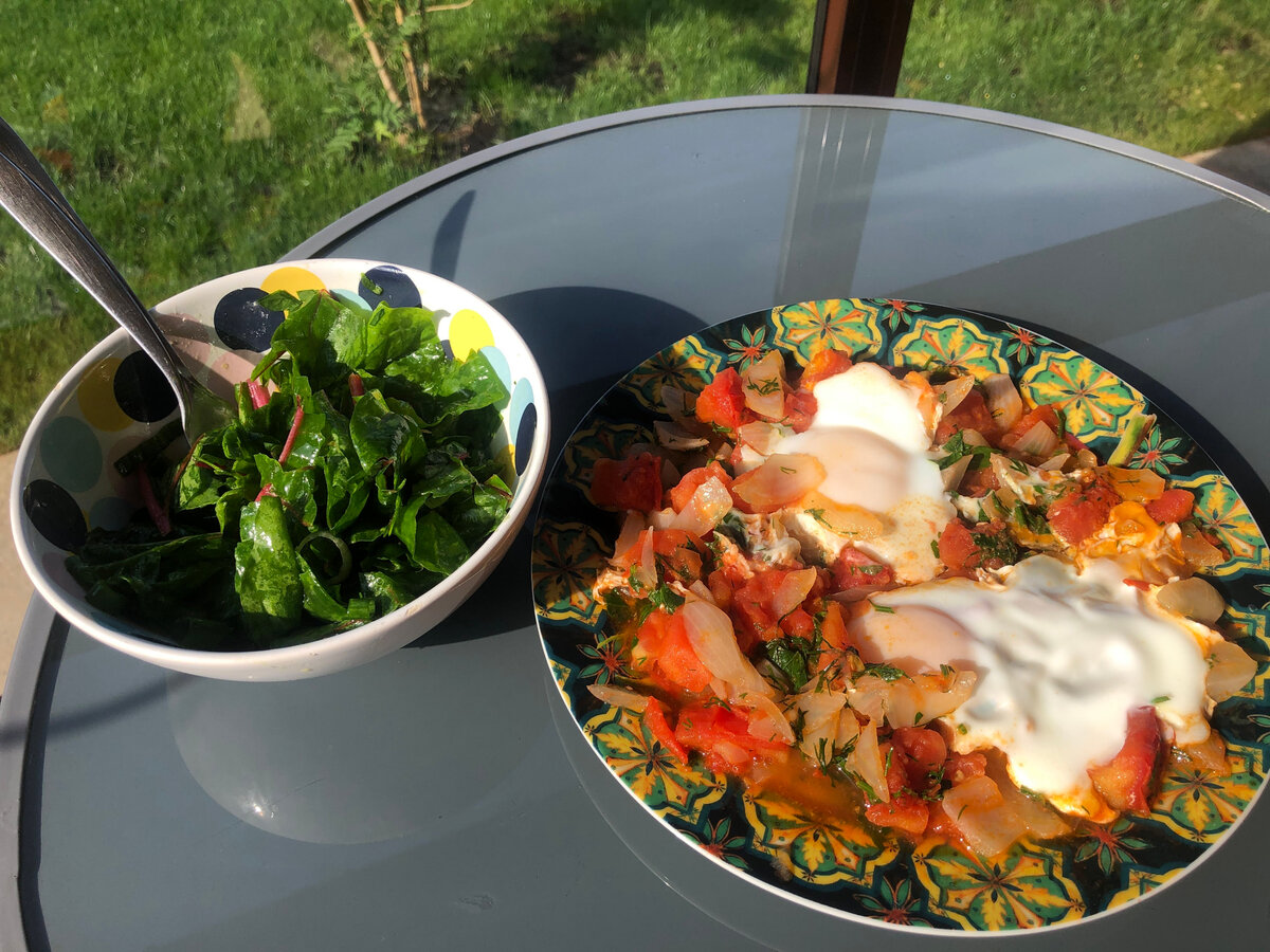 Завтрак, яичница с помидорами и луком, зеленый салат.  Домашний печеночный паштет на фото не вошел. 