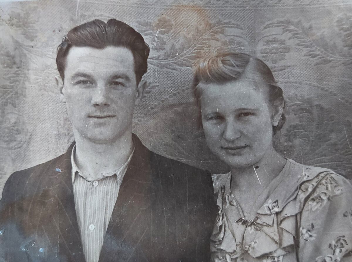 Мои родители поженились в возрасте 20 лет, для того времени считалось нормой. Современных детишек носят на руках до 30-35 лет.