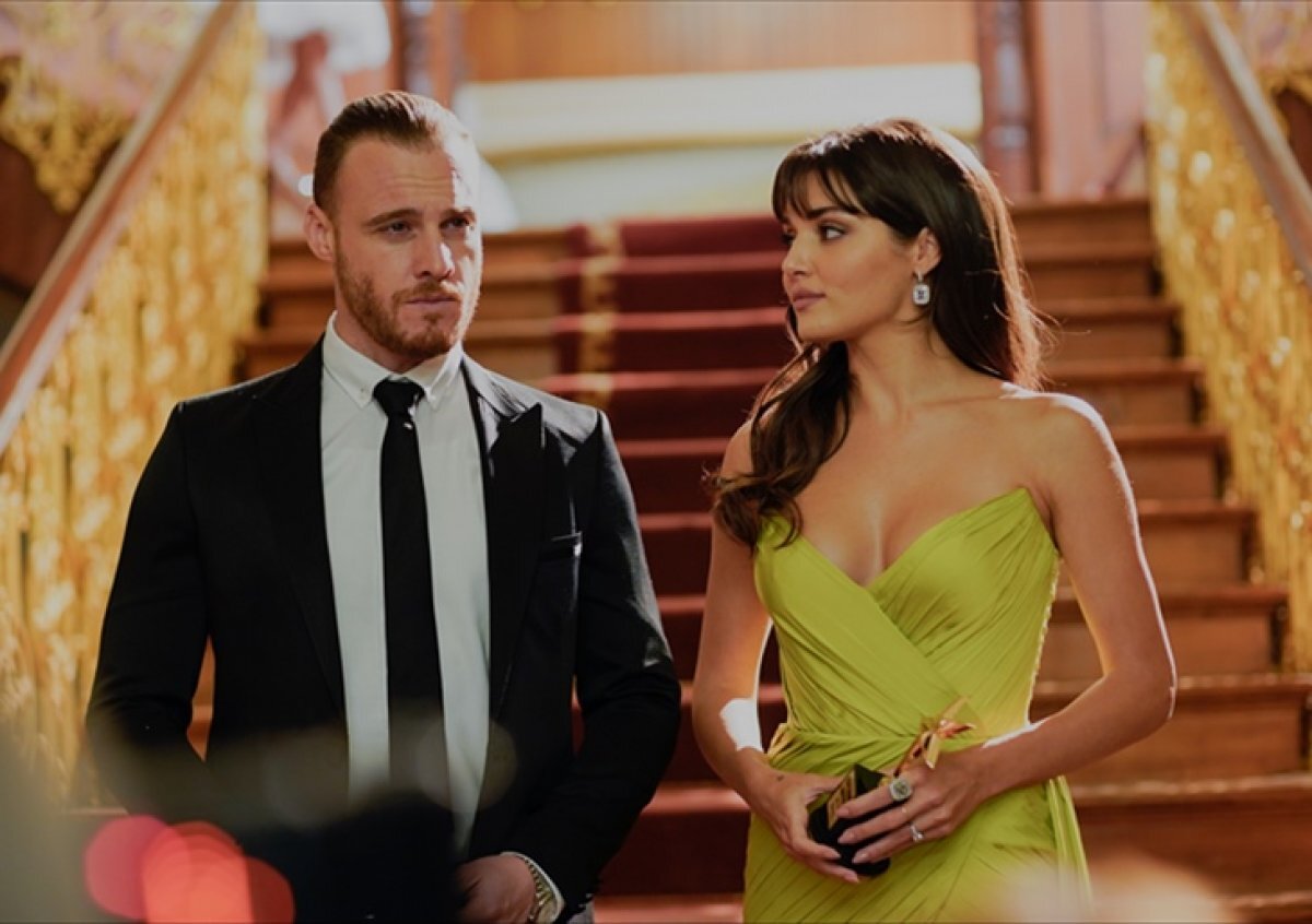 Кадр из тизера ко 2 сезону (Керем Бюрсин и Ханде Эрчель)