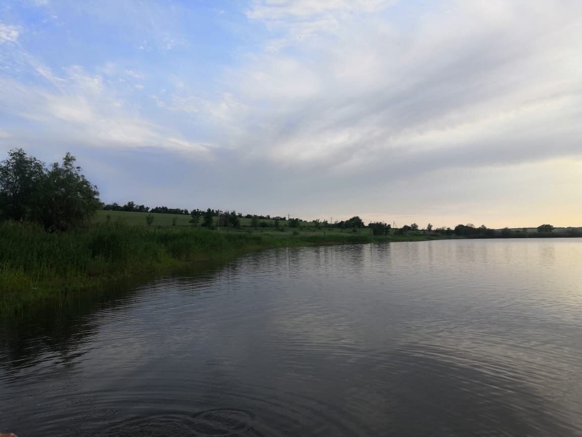     Вот она вся красота и магия воды, это тоже пруд за деревней