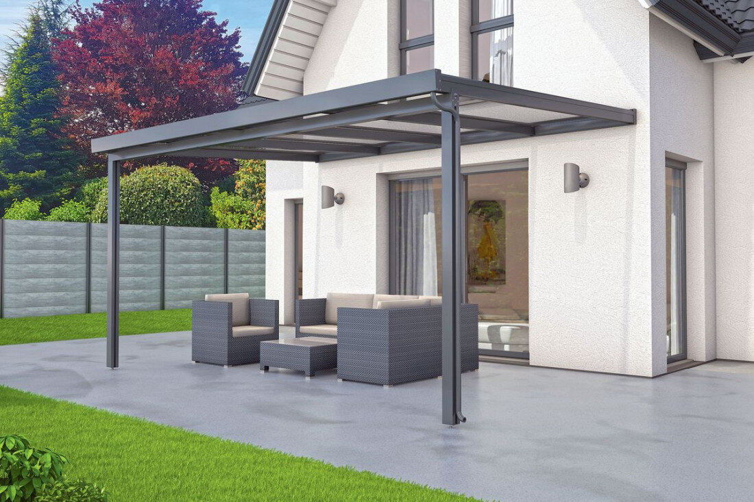 Наличие террасы - одно из самых больших преимуществ жизни в доме. Правильно спланированная  и большая терраса, становится почти второй гостиной и излюбленным местом отдыха с весны до осени. Ее функциональность значительно повышается за счет различных форм кровли - от выдвижных навесов до постоянных непрозрачных крыш. Они обеспечивают защиту как от чрезмерного солнца, так и от дождя.