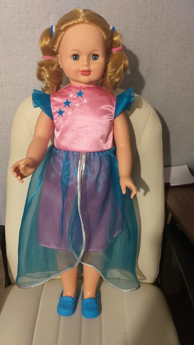 Вот такая каждый день,с хвостиками,с прибранными волосами.Все очень аккуратно сшито.На,будущее думаю сменить наряд,но пока все в планах...